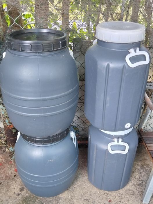Bidões em ótimo estado, só foram usados para guardar sementes de girassol, milho, painço etc... Sem contato com nenhum produto químico.