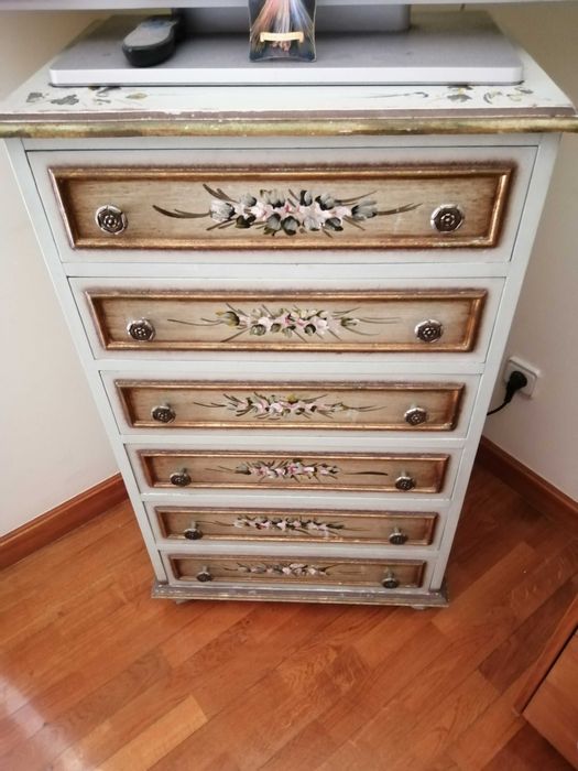 Móvel pintado à mão