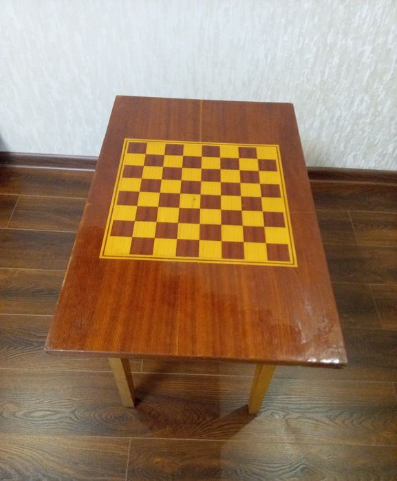 Шахматний столик. Розкладний.