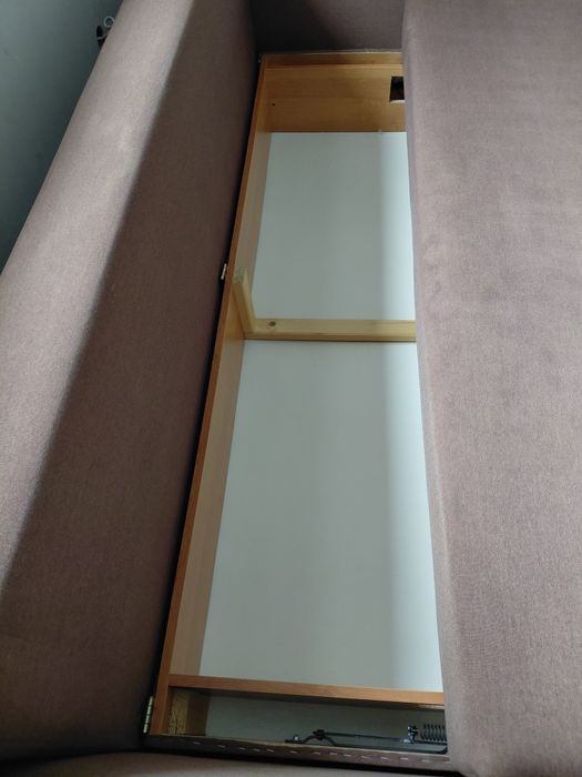 Kanapa brązowa z poduszkami, łóżko, sofa, transport.