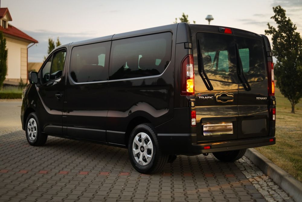 Wynajem busów busa Renault Trafic Czarny VIP 9 osób Wesele Urodziny 18
