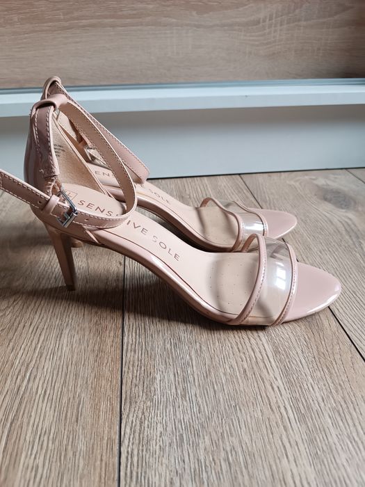 Kremowe sandały na szpilce