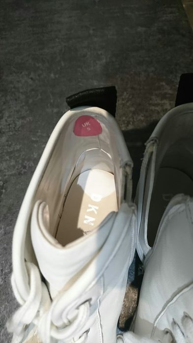 Buty sneakersy białe DKNY