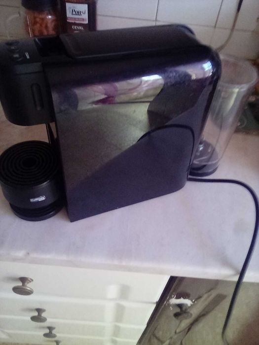 Vendo uma máquina de café com urgência. Vivo em Estarreja. Vendo por apenas 25€. Não é negociável.