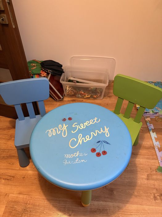 Stolik i dwa krzeselka dziecięce