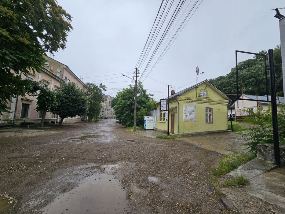 Приміщення із ділянкою в центрі міста