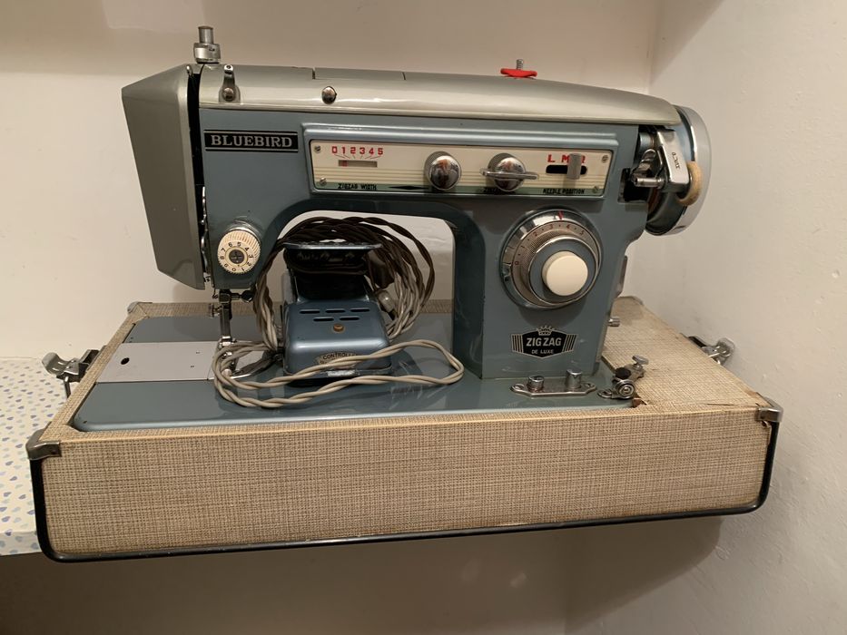 Máquina de costura portátil Bluebird dos anos 70