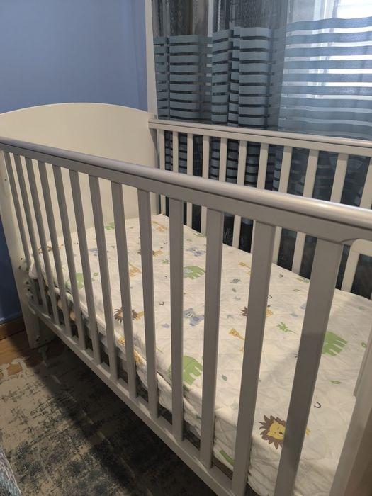 Berço com grade regulável