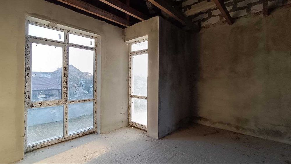 Продаж Таунхауса площею 90 м2 з великою земельною ділянкою.