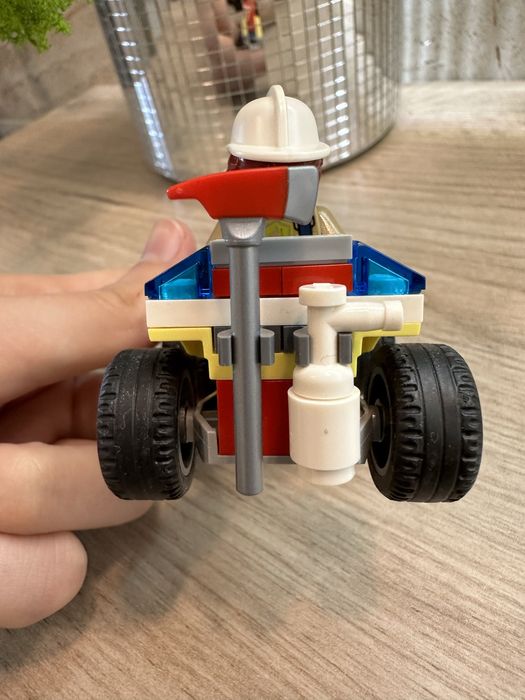 LEGO City 60248 Helikopter strażacki leci na ratunek