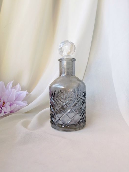 Mała ozdobna butelka z korkiem