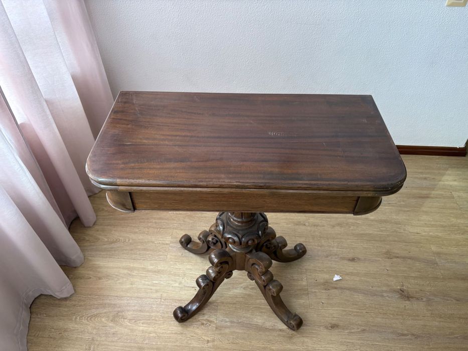 Mesa Clássica de Jogo em Madeira