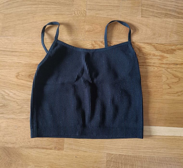 Czarny prążkowany crop top na ramiączkach Stradivarius XS 34