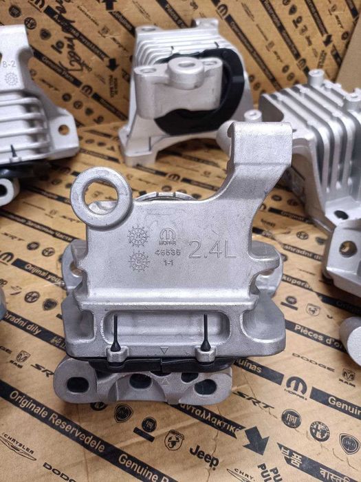 Подушка двигуна Jeep Cherokee 2.4L/3.2L Chrysler 200 2.4L