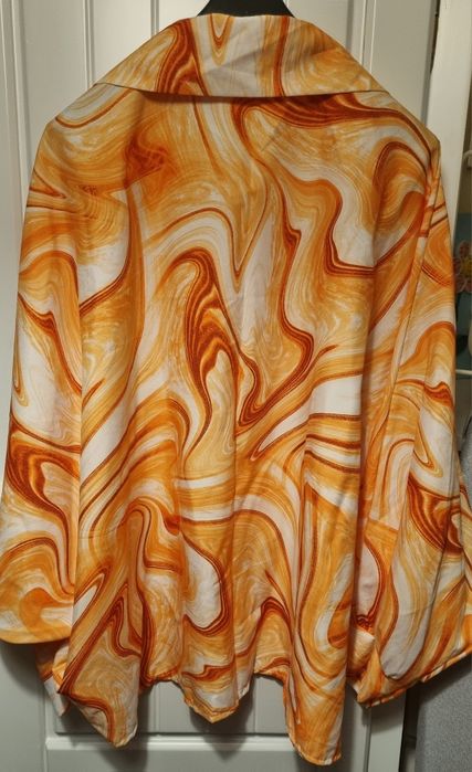 Camisa em tons laranja, tecido acetinado, mangas morcego. Oversized