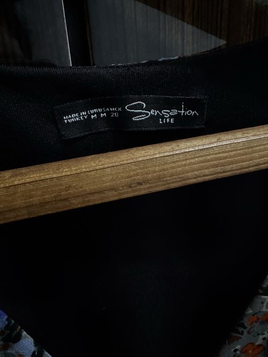 Жіночна сукня з квітковим принтом та акцентом на талії