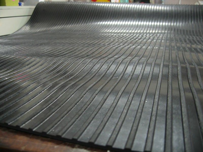 Резина рулонная техпластина автодорожка напольное покрытие резиновое