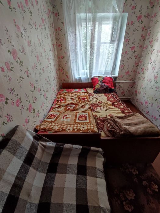 місце в кімнаті  для дівчини Київська