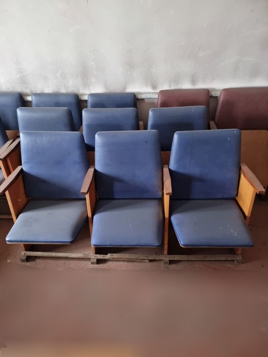 Крісла секційні , складні для глядацьких , актових залів .