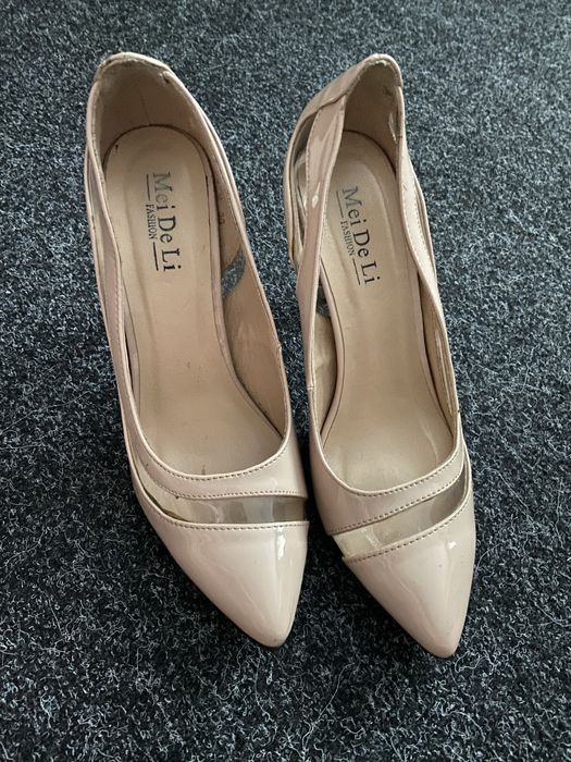 Продам туфлі бежевого кольору