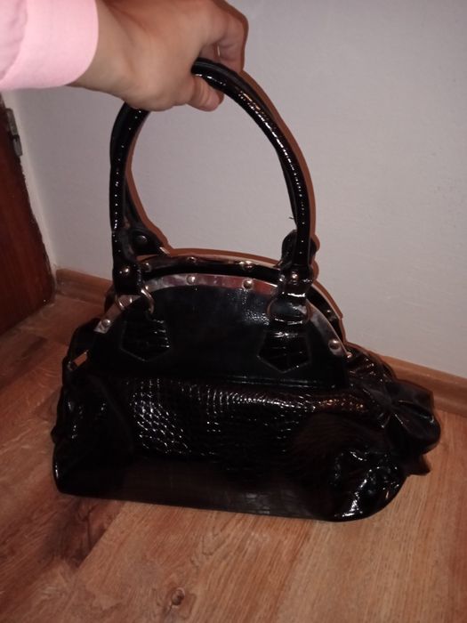 Czarna nowa torebka damska na ramię.