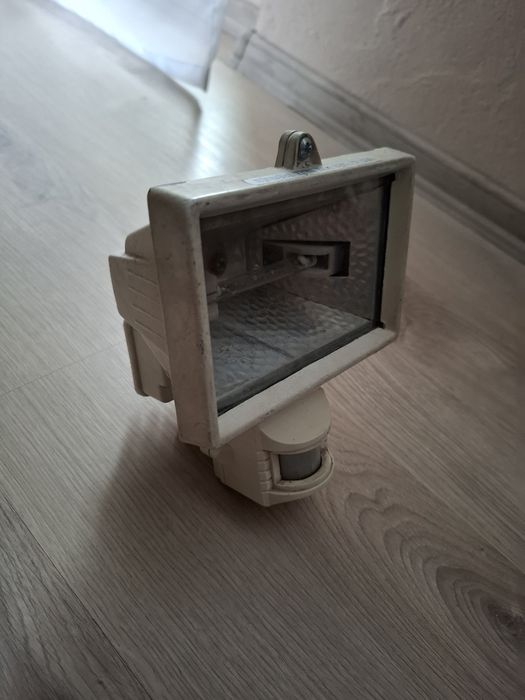 Lampa halogenowa z czujnikiem ruchu zmierzchu 150W 230V oprawa