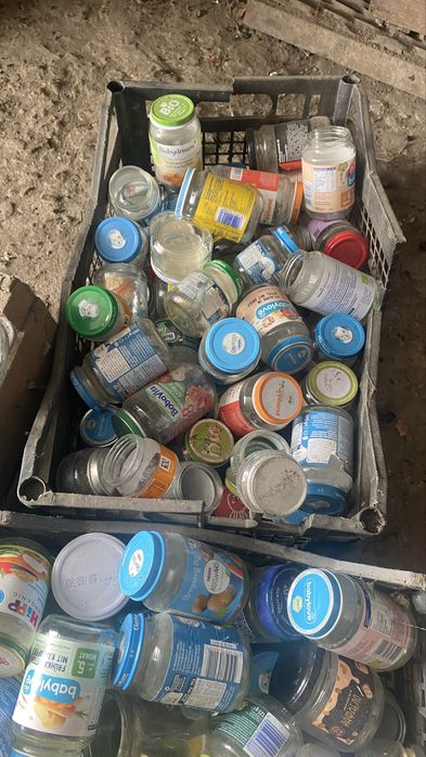 Скляні баночки з затрутками від дитячого харчування