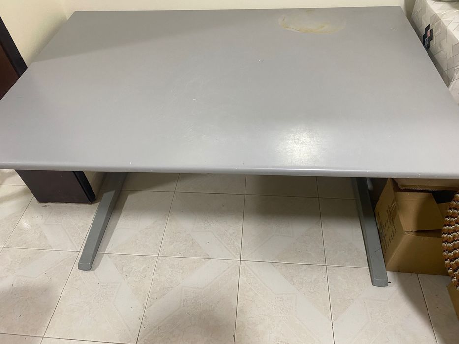 Secretária de grandes dimensões