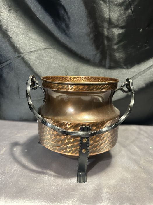 Miedziany Kwietnik Osłonka na Doniczkę Młotkowana, Kute Rączki i Nogi