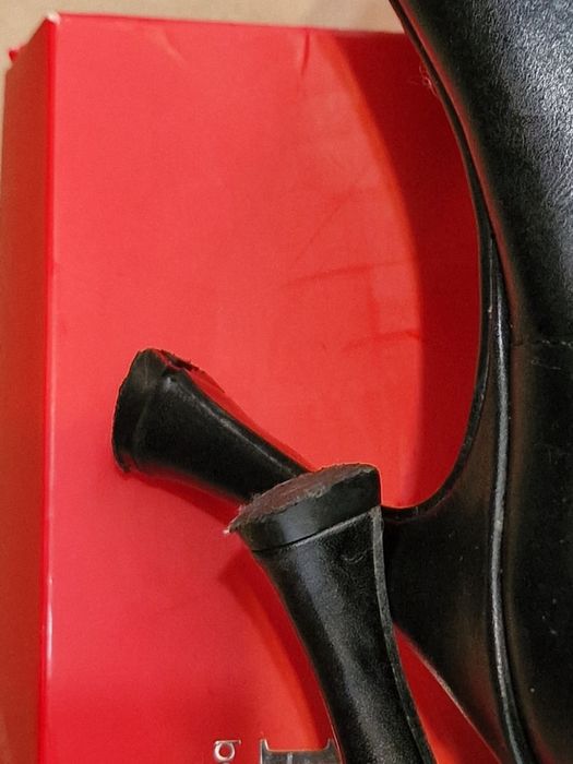 Чорні шкіряні жіночі ботильйони з гострим носком та високим каблуком