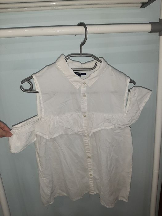 camisa branca ombros à mostra