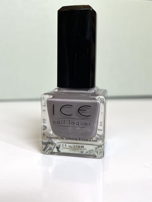 Verniz de unhas cinza escuro