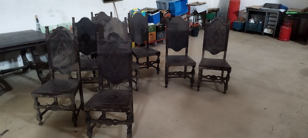 Mesa de madeira com 8 cadeiras