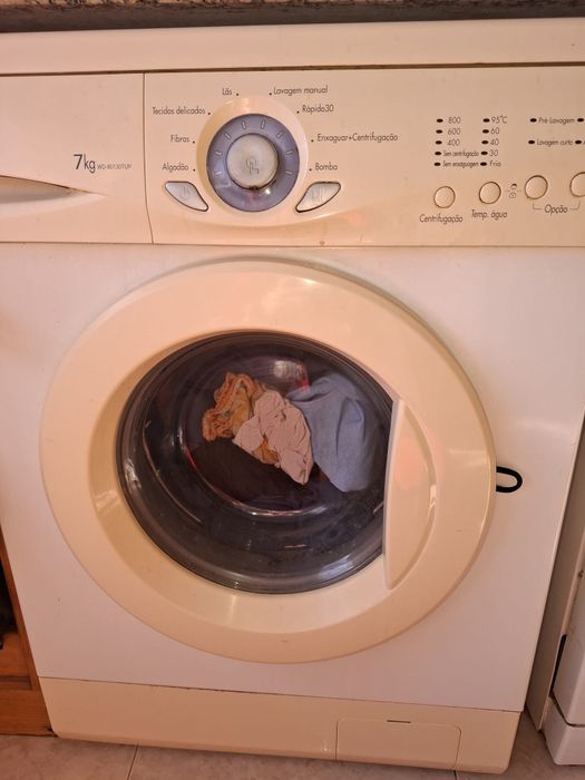Maquina de lavar roupa e outra de secar