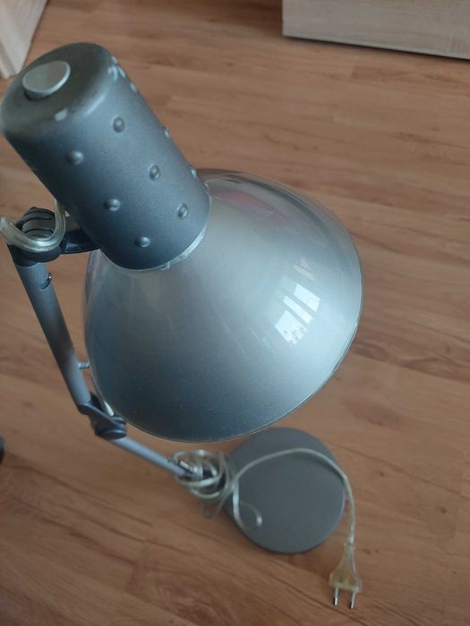 Srebrna lampa na biurko