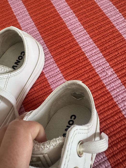 All stars brancos em pele/couro com plataforma