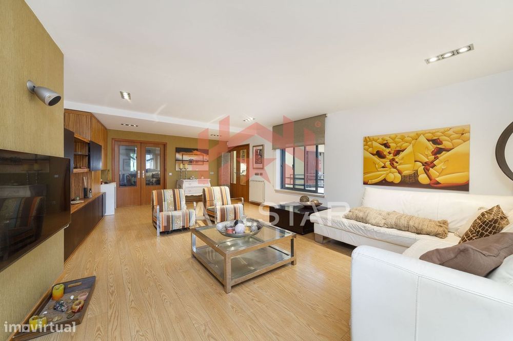 Apartamento T4 / Cozinha Equipada / Aquecimento Central / Vista Castel