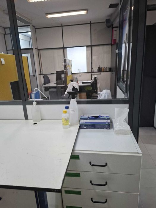 Estabelecimento Comercial em Canelas