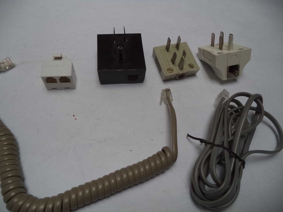 Zestaw wtyczek i kabli telefonicznych analogowych