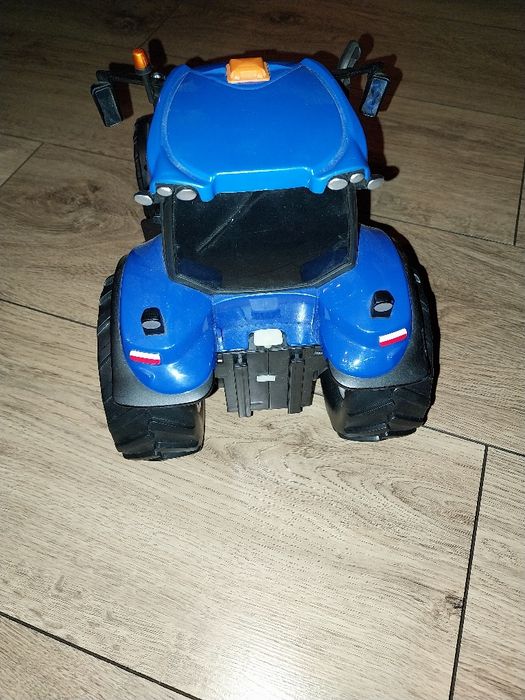 Traktor niebieski