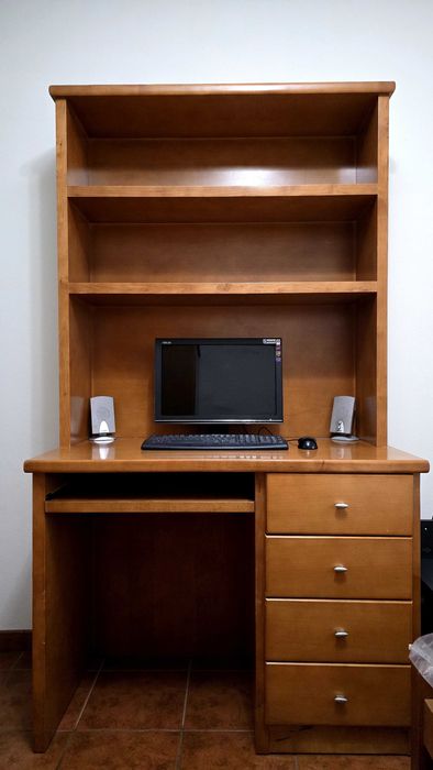 Quarto de Solteiro em Madeira Maciça – Como Novo!