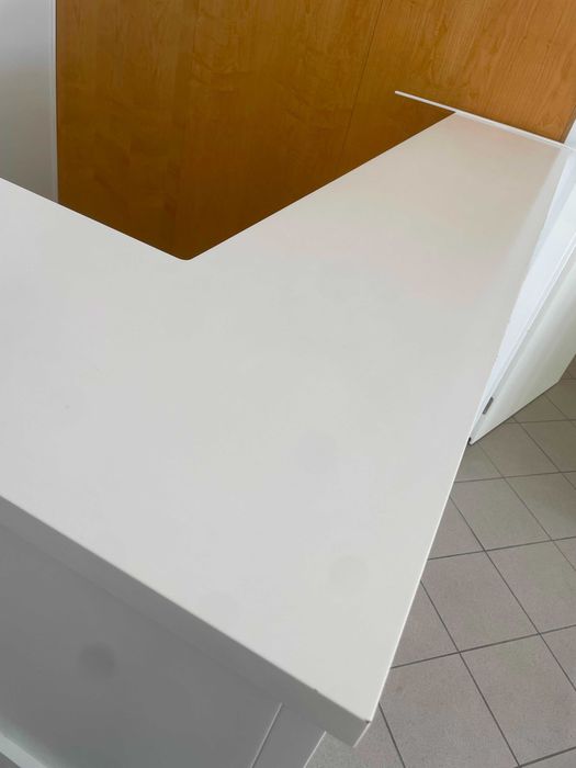 Balcão de Receção Branco Moderno – 186/135cm. Ideal para Clínicas, Escritórios ou Lojas