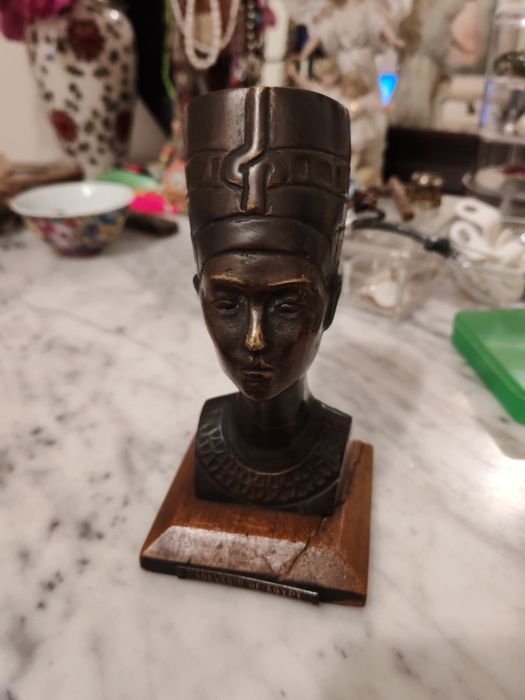 Vendo Estatueta egípcia bastante antiga