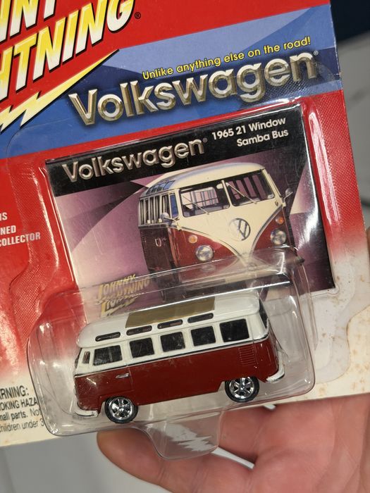 Johnny Lightning 1965 Volkswagen Samba Bus 21 Window T1 Premium VW T2