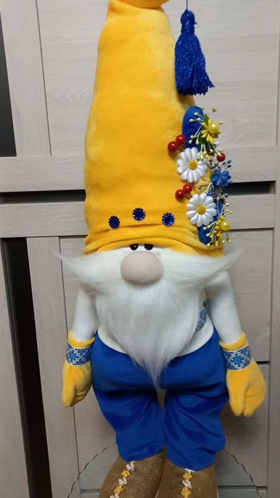 Гном ручно їроботи.  Гном в жовто блакитному кольорі .