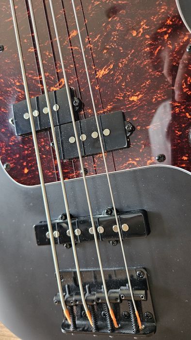 Gitara basowa plus wzmacniacz