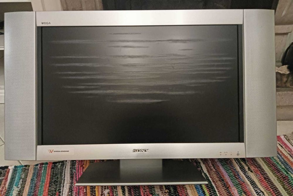TV LCD Sony WEGA 26” – Vintage – Com comando e cabos – A funcionar
