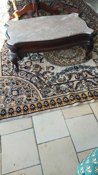 Mesa de centro em madeira com pedra mármore