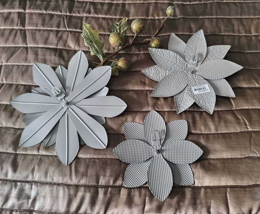 Conjunto decorativo com três flores elegantes e delicadas em latão dourado - Marca Mathilde M