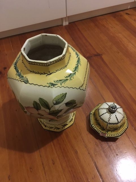 Pote antigo com pintura de Flores